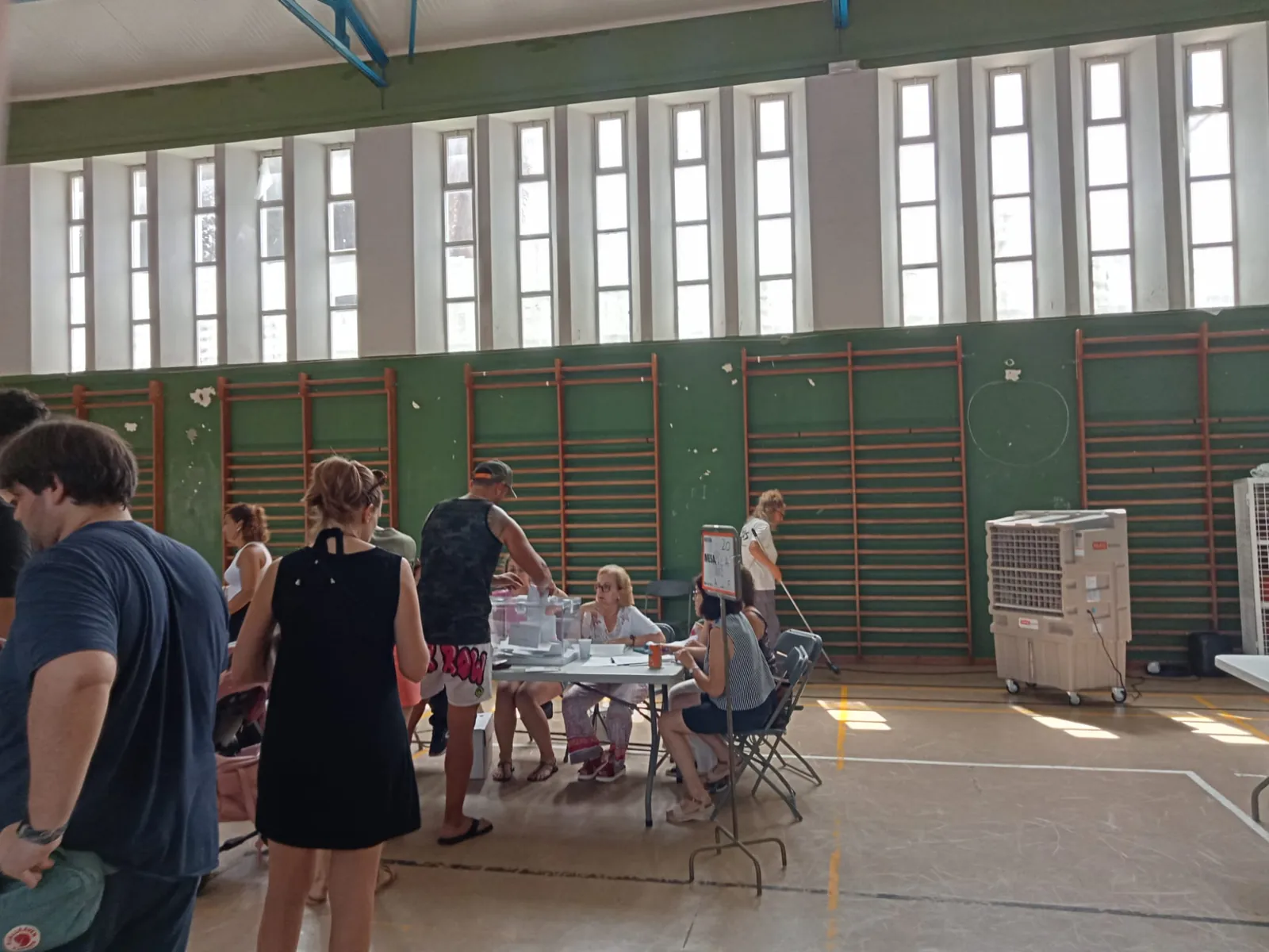Votantes en un colegio electoral instalado en un polideportivo, con climatizadores evaporativos PARS EcoTech