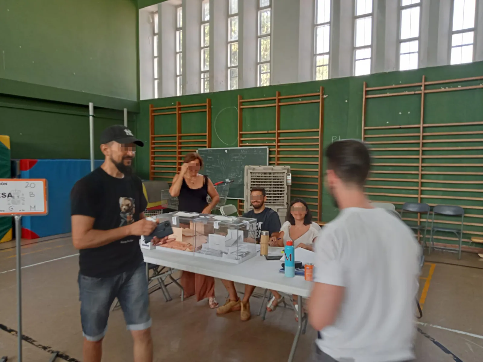 Climatitzadors evaporatius PARS EcoTech en un col·legi electoral, eleccions del 2024
