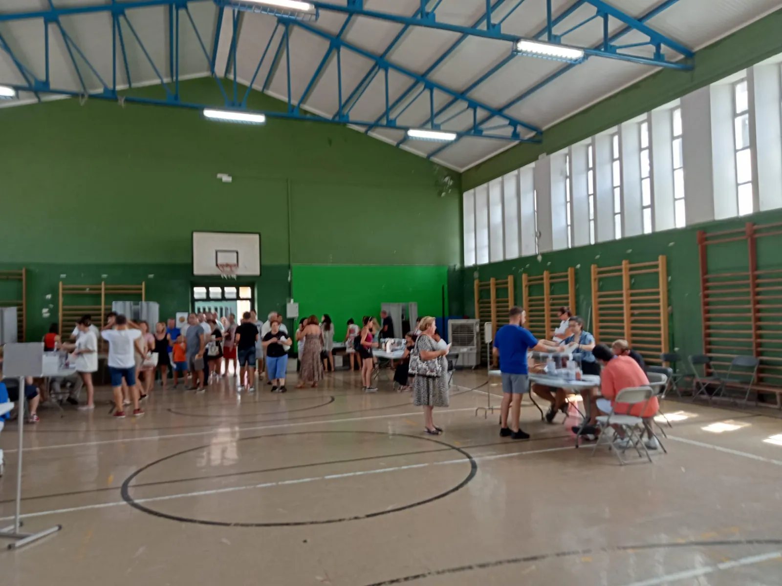Climatitzadors evaporatius PARS EcoTech en un col·legi electoral, eleccions del 2024