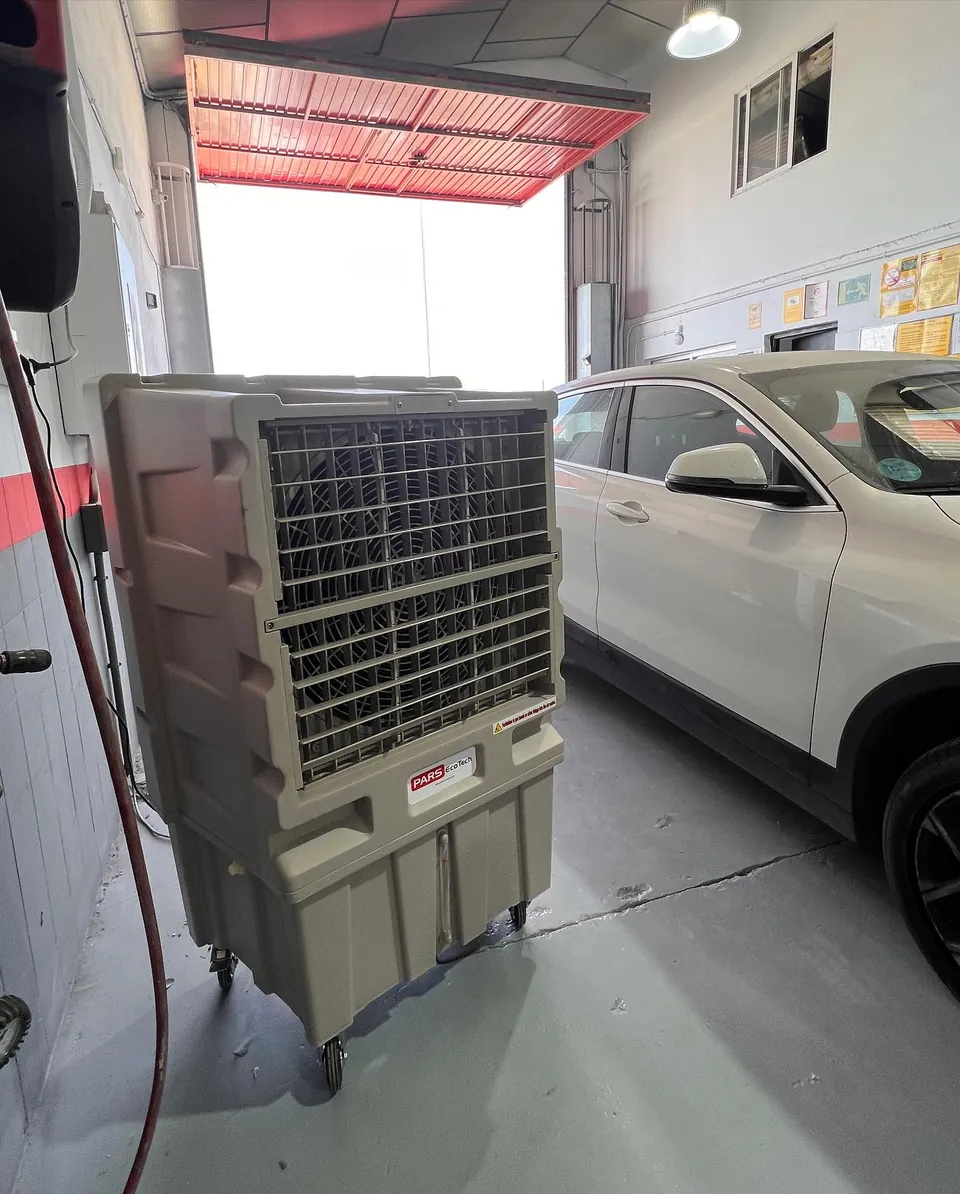 Climatizador evaporativo ECO-12000 en un garaje junto a un coche blanco