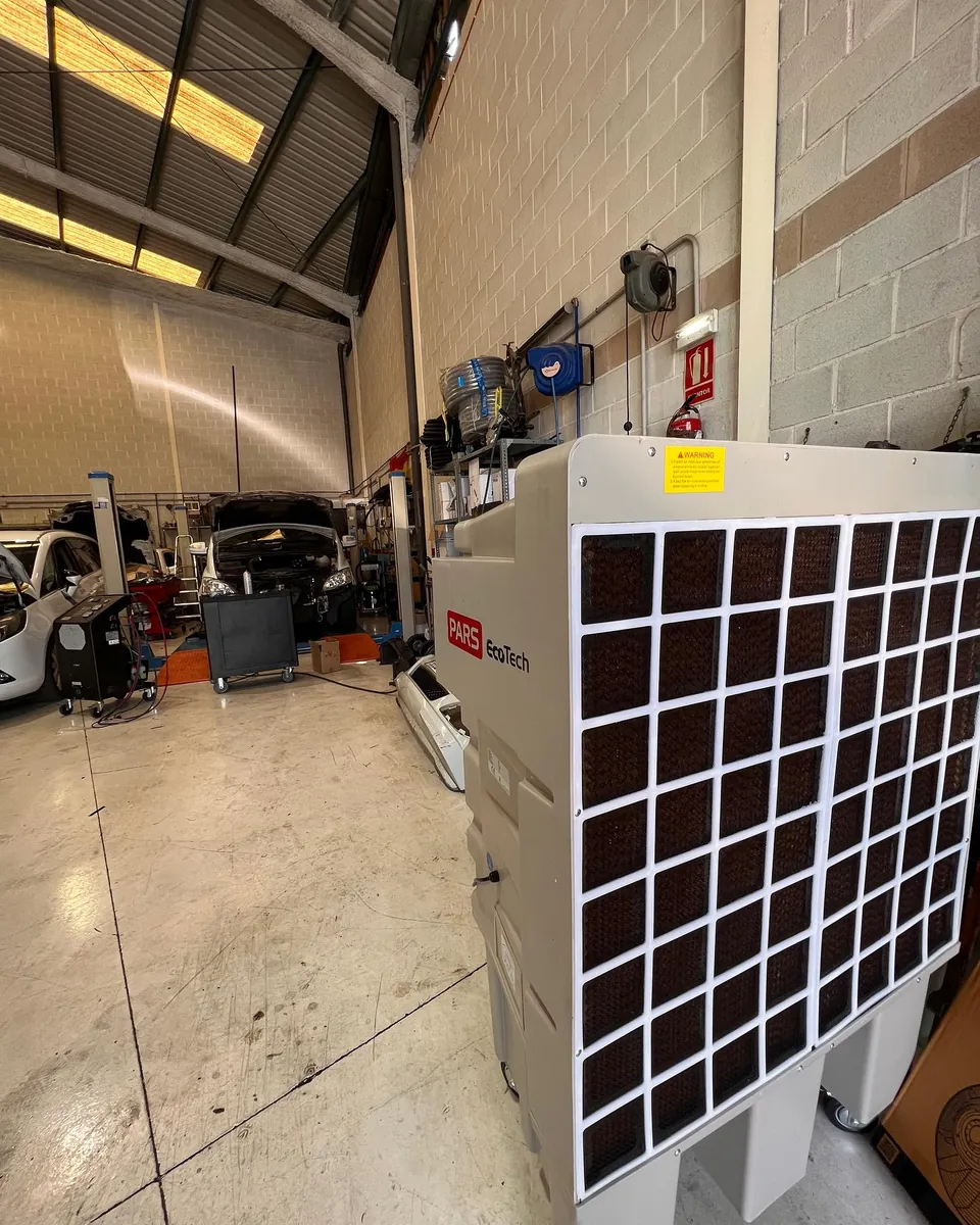 Parte trasera de un climatizador evaporativo ECO-12000 en un taller de coches