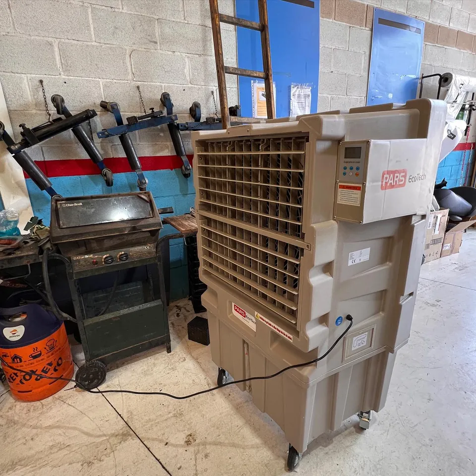 Climatizador evaporativo ECO-12000 en un taller, con su caja de embalaje encima