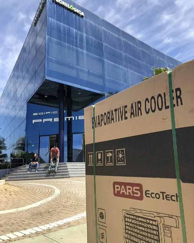 ECO-12000: caja de embalaje de un climatizador evaporativo PARS EcoTech delante de un edificio de cristal