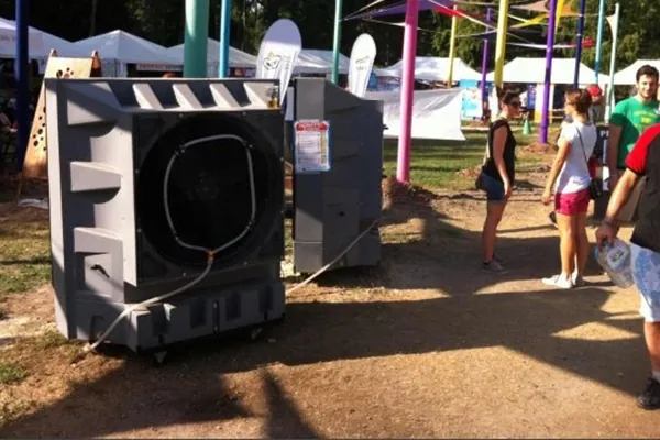 Climatizador evaporativo portátil grande ECO-12000 en un festival al aire libre