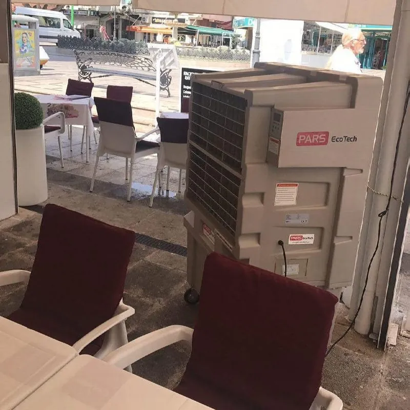 Climatizador evaporativo ECO-12000 en la terraza de un restaurante