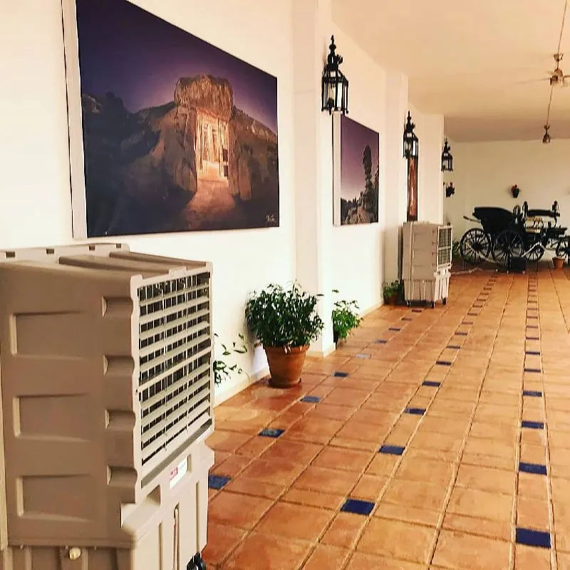 Climatizador evaporativo ECO-12000 en un pasillo con suelo de barro cocido