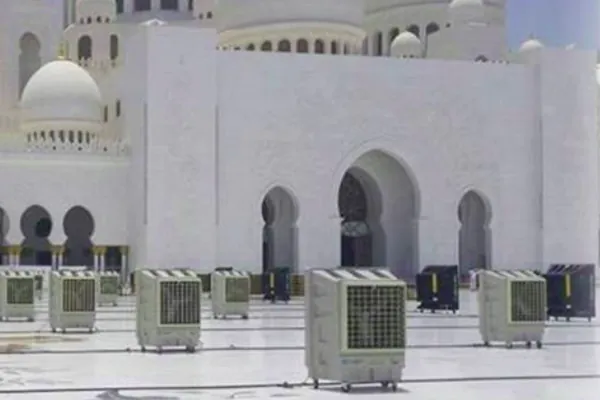 Climatizadores evaporativos portátiles grandes ECO-12000 en el patio de una mezquita