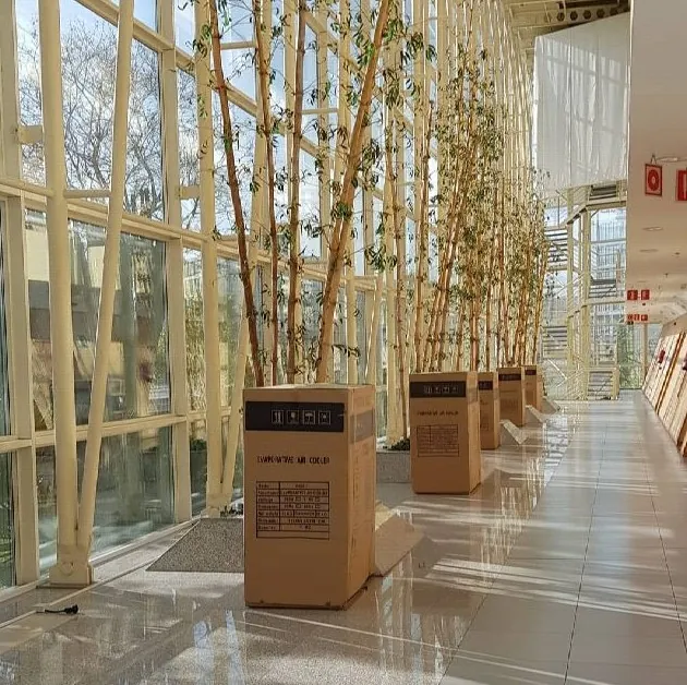 ECO-12000: fila de cajas de climatizadores evaporativos PARS EcoTech en un pasillo acristalado con bambúes