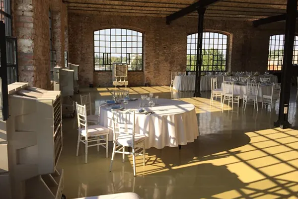 Climatizador evaporativo portátil grande ECO-12000 en un salón de eventos con mesas vestidas