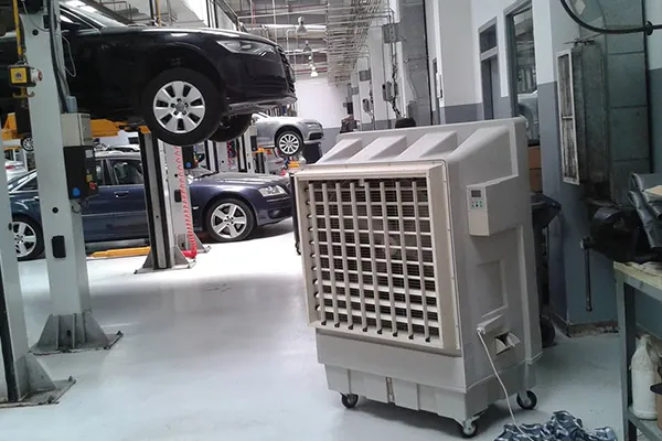 Climatizador evaporativo portátil grande ECO-12000 en un taller de coches con elevador