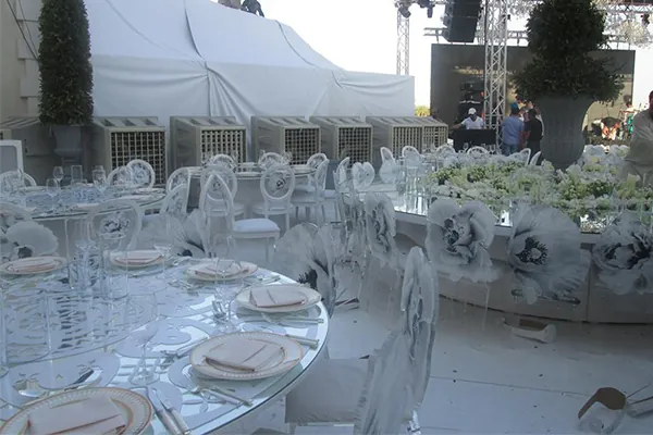 Climatizadores evaporativos portátiles grandes ECO-12000 en una carpa de banquetes