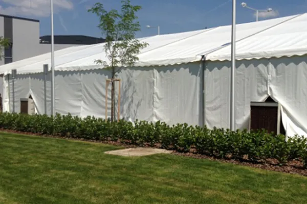 ECO-12000: carpa blanca de eventos en un jardín