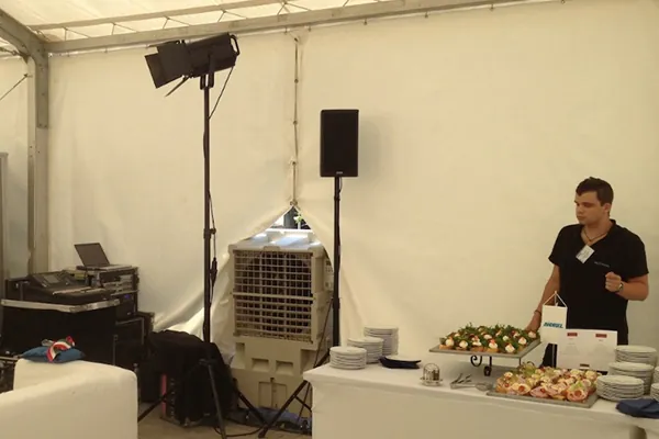 Climatizador evaporativo portátil grande ECO-12000 dentro de una carpa durante una presentación