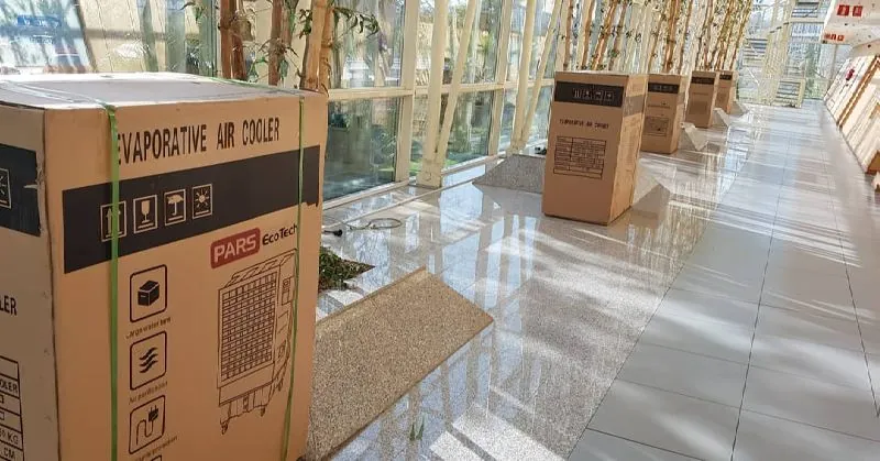 ECO-12000: cajas de climatizadores evaporativos PARS EcoTech a lo largo de un pasillo acristalado