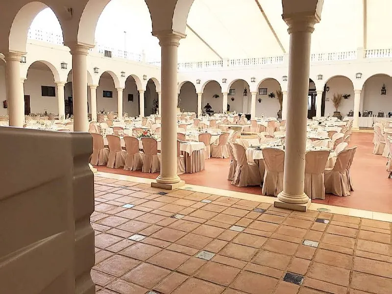 Climatizador evaporativo portátil grande ECO-12000 en un salón con arcos preparado para un banquete