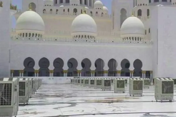 Filas de climatizadores evaporativos portátiles grandes ECO-12000 en el patio de una mezquita
