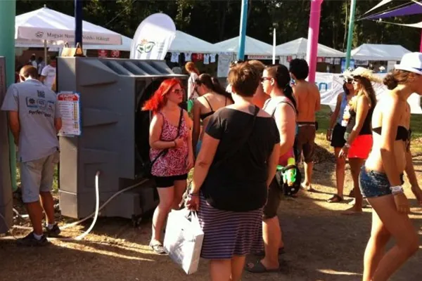 Público junto a climatizadores evaporativos portátiles grandes ECO-12000 en un festival