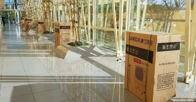 ECO-12000: caja de un climatizador evaporativo PARS EcoTech en un pasillo acristalado con suelo brillante