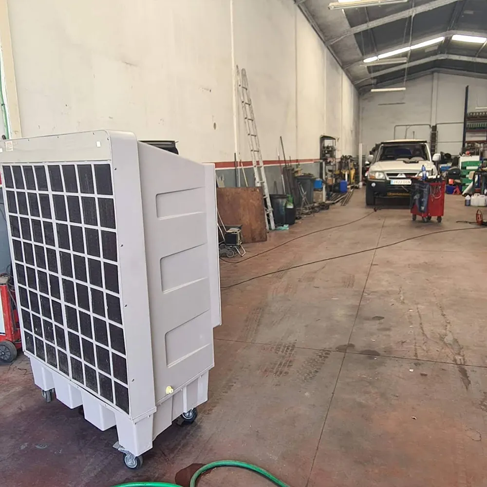 کولر تبخیری ECO-18000 از پهلو، در راهروی یک تعمیرگاه مکانیکی با خودروهایی در پس‌زمینه