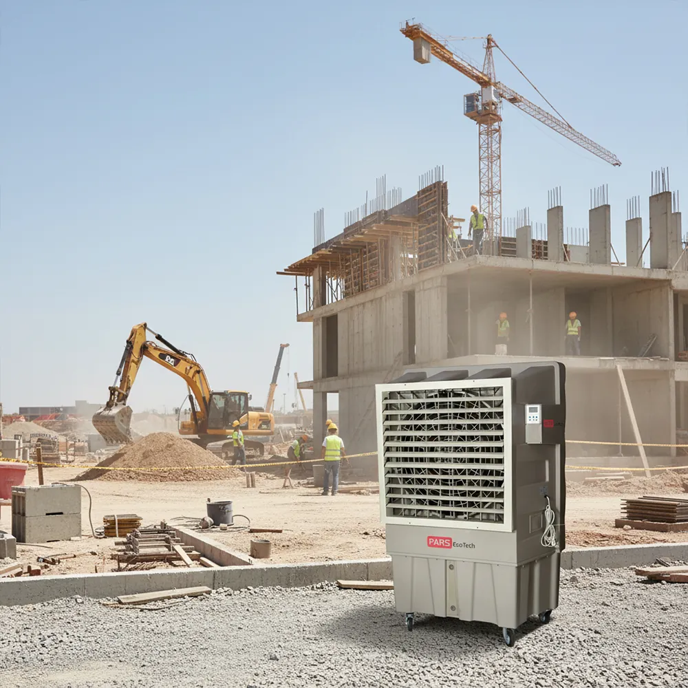 Climatizador evaporativo ECO-26000 en una obra de construcción con grúa y excavadora al fondo
