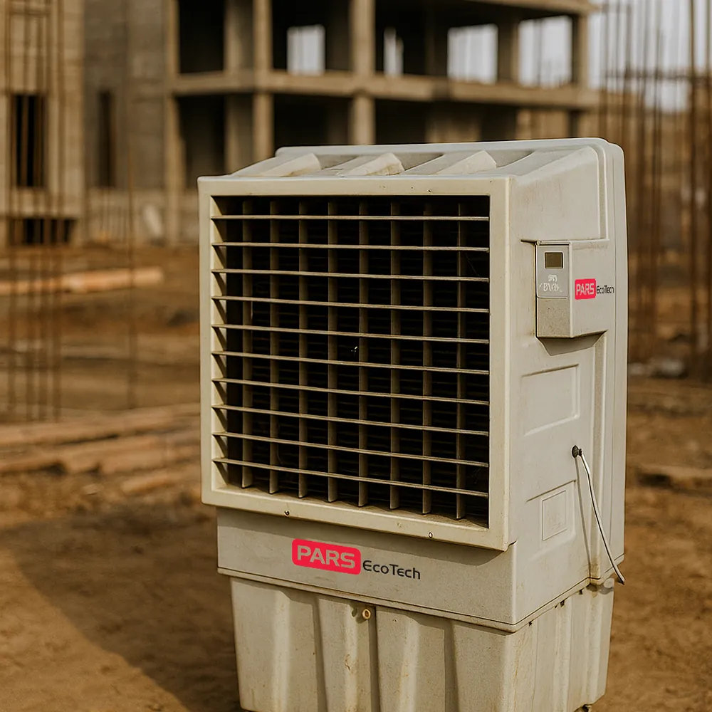 Primer plano del climatizador evaporativo ECO-26000 sobre el terreno de una obra de construcción