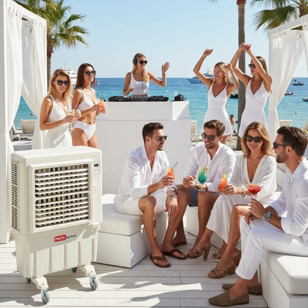 Climatizador evaporativo ECO-9000 en una terraza chill-out blanca junto al mar con un grupo de amigos brindando