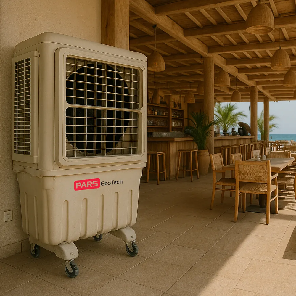 Climatizador evaporativo ECO-9000 en una terraza de madera con pérgola y mesas de restaurante