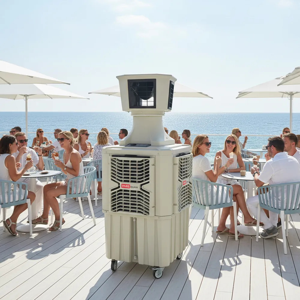 Climatizador evaporativo ECOlounge-6000 en una terraza de madera frente al mar con clientes sentados a las mesas