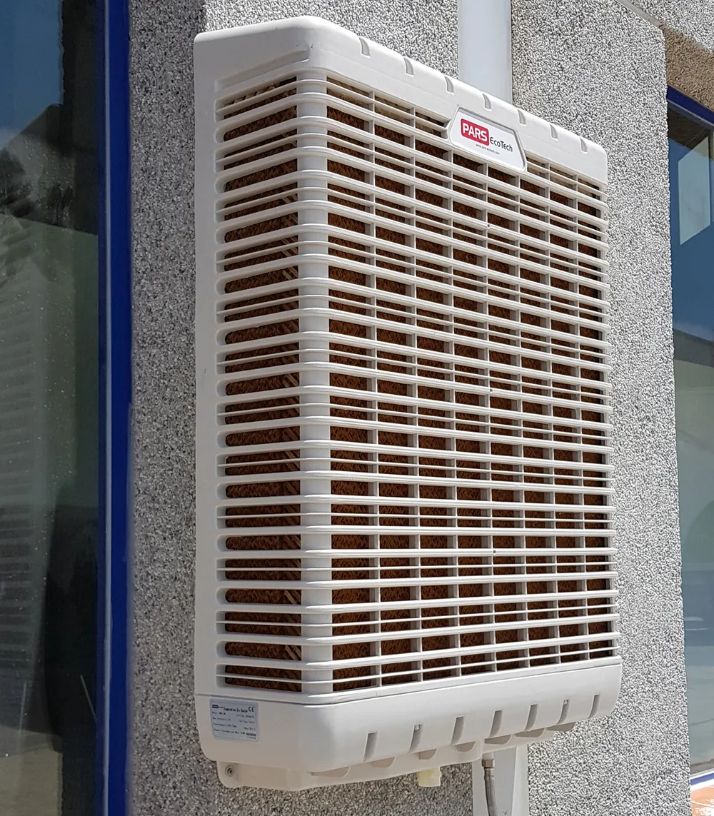 ECOwall-6000 روی دیواری سنگی، کنار پنجره‌ای با قاب آبی