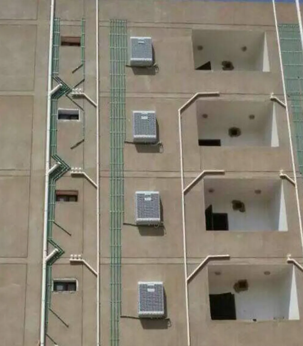 چهار دستگاه ECOwall-6000 نصب‌شده روی نمای یک ساختمان