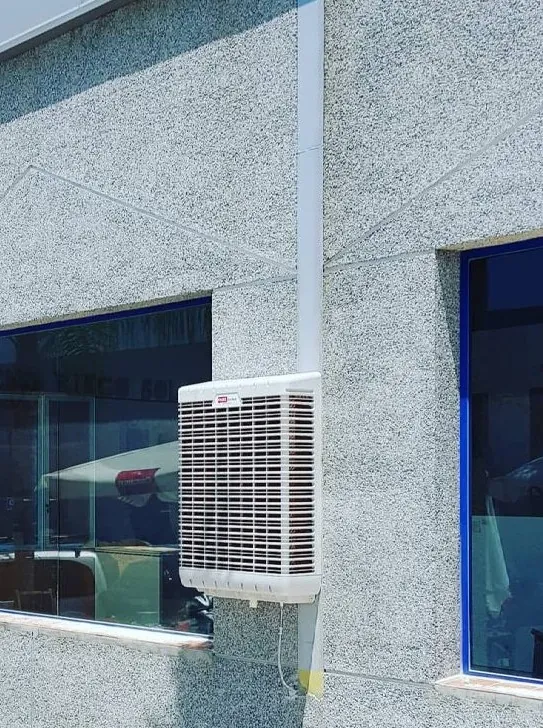 ECOwall-6000 نصب‌شده روی نمای سنگی، از فاصله دور