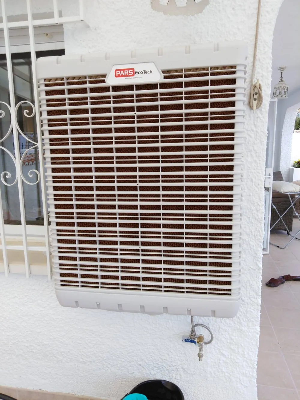 ECOwall-6000 نصب‌شده روی دیواری سفید، کنار یک نرده تزئینی
