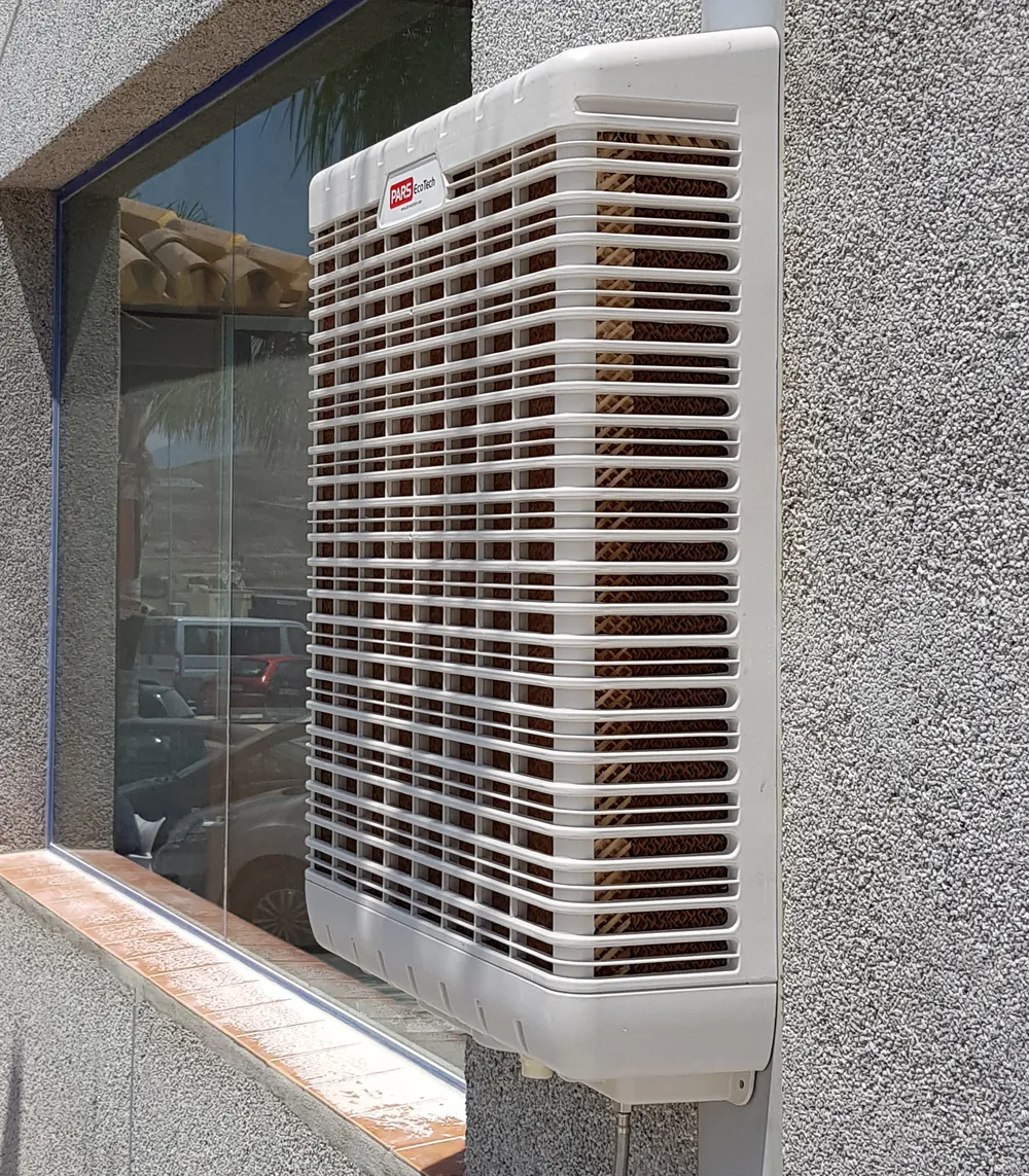 ECOwall-6000 نصب‌شده کنار یک پنجره، از زاویه