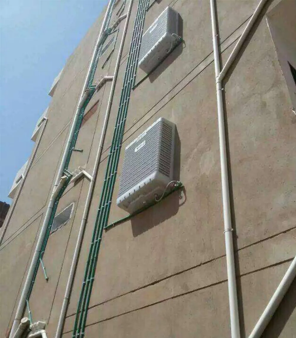 دو دستگاه ECOwall-6000 نصب‌شده روی نمای یک ساختمان، از پایین
